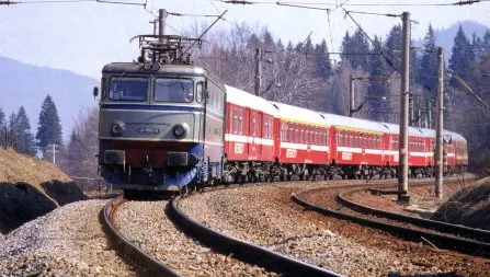 Accident feroviar grav: Un tren a izbit din plin o persoană care se deplasa pe un scuter