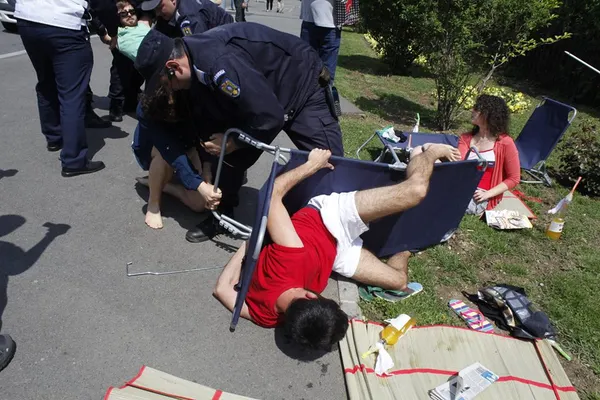 Protest de 1 mai la guvern: Drepturi pentru angajații umiliți. Activiștii, luați pe sus de jandarmi