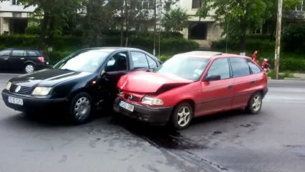 Accident grav chiar în faţa secţiei de poliţie