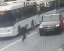 Un elev a fost aruncat pe capota unei maşini lângă o trecere de pietoni