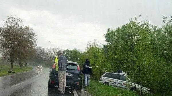 Accident spectaculos cu maşina Poliţiei. Ce au încercat să evite agenţii