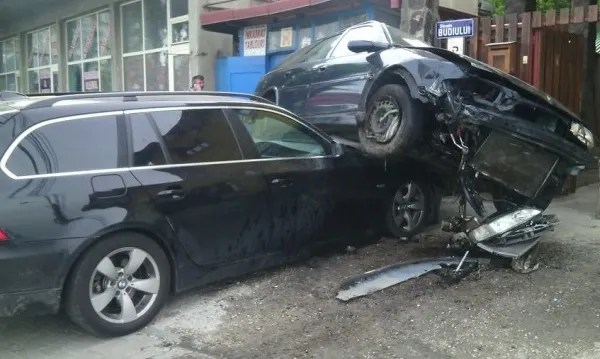 Accident spectaculos în Târgu Mureş. A "zburat" cu maşina peste un alt autoturism