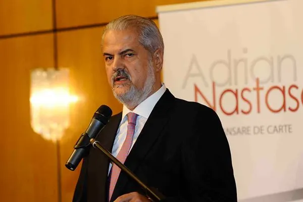 Adrian Năstase îi dă sfaturi lui Ponta: O discuţie între prim-ministru şi şefii de ziare ar fi utilă