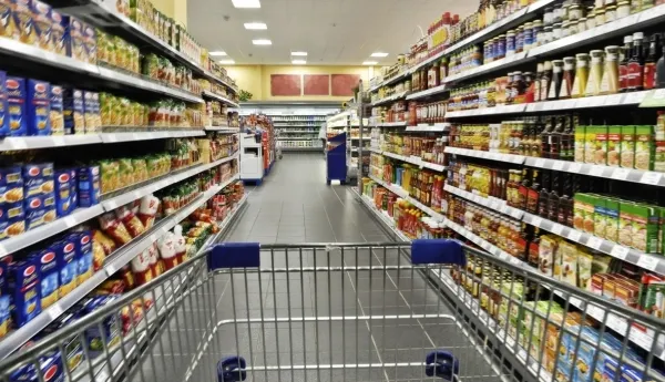 Reducerea TVA la 9 la sută la alimente intră de luni în vigoare