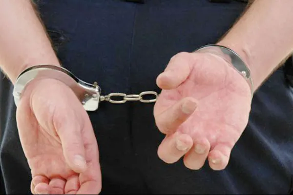 Doi români, arestaţi preventiv în Italia sub acuzaţia că au sechestrat şi violat o tânără