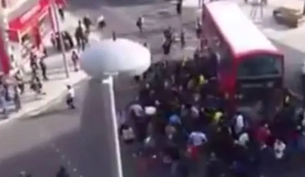 Momentul extraordinar când un autobuz a lovit un biciclist şi o mulţime s-a adunat pentru a-l salva