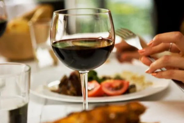 Cinci trucuri la care apelează restaurantele pentru a te face să mănânci în exces