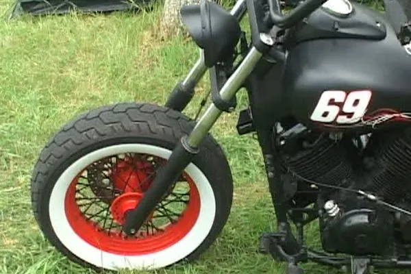 Motocicletă transformată într-un morman de fiare după ce a intrat într-un pieton