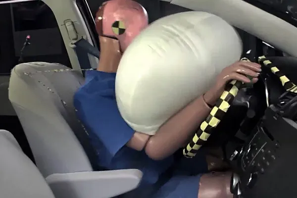 Cea mai mare rechemare în service din istorie. Airbagul se poate declanșa accidental