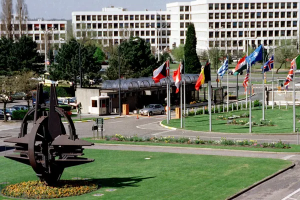Zeci de presupuși spioni ruși, expulzați de NATO din cartierul său general de la Bruxelles