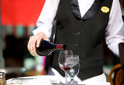 Patron de restaurant amendat cu 10.000 de lei pentru că a ținut un ospătar peste orele de program