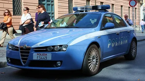 Un camion condus de un român s-a răsturnat peste un autoturism, pe o autostradă din Italia