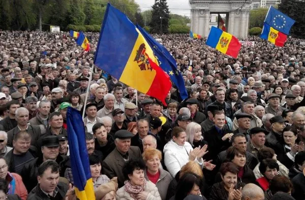 Protest de amploare la Chișinău față de actuala guvernare: "Miliardul înapoi!", "Jos Guvernul!"