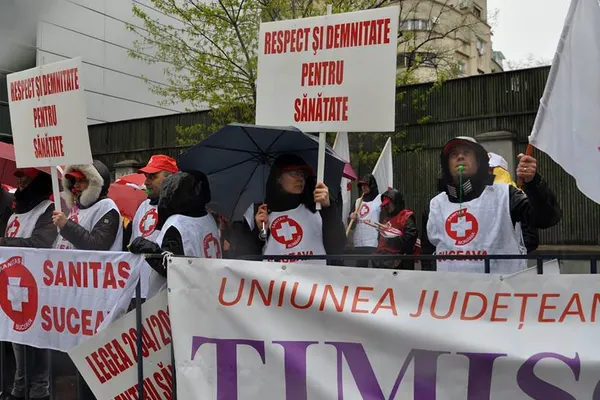 Medicii ameninţă iar cu protestele. Guvernul are de ales: creşterea salariilor cu 10% sau grevă
