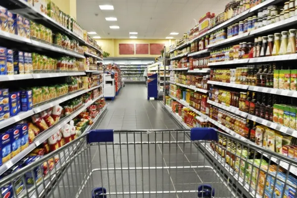 Fără mâncare expirată la gunoi! Supermarketurile ar putea fi obligate să doneze alimentele
