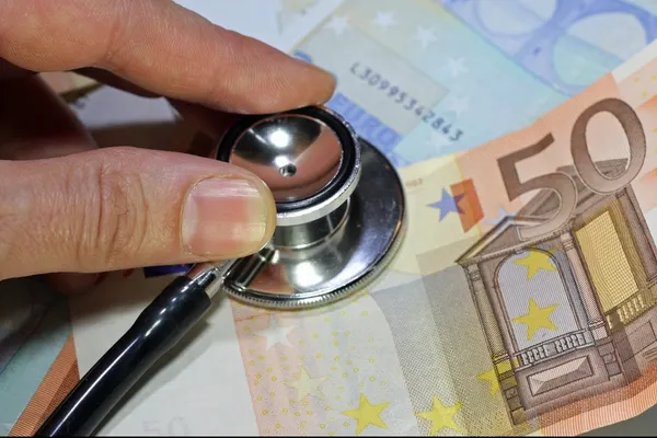 Cardul de sănătate aduce furnizorilor "pierderi" de 300 milioane euro. Cu atât este fraudat sistemul