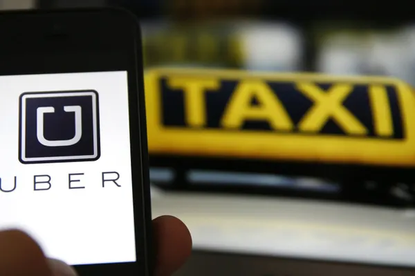 Taximetriştii ameninţă cu proteste anti-UBER de amploare