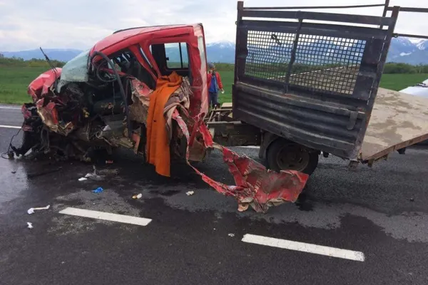 Grav accident pe DN1, la Braşov, cu un autocar cu 25 de pasageri: o victimă, mai mulţi răniţi