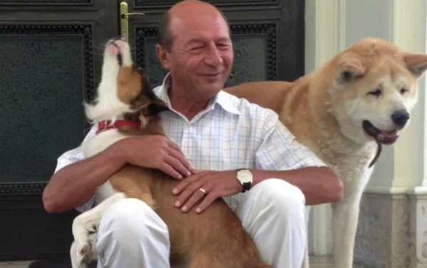 Traian Băsescu a mers, luni dimineaţă, la vila Gogol care i-a fost atribuită de Guvern ca reşedinţă