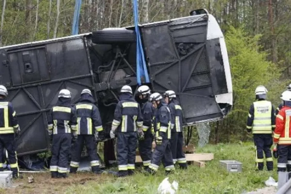 Accident în Italia: Un autocar care transporta zeci de români a lovit un parapet, pe o autostradă