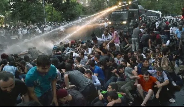 Protestele de stradă iau amploare în Armenia
