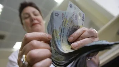 Explozie pe piața bancară. Foamea de bani a Guvernului aruncă în aer ratele românilor