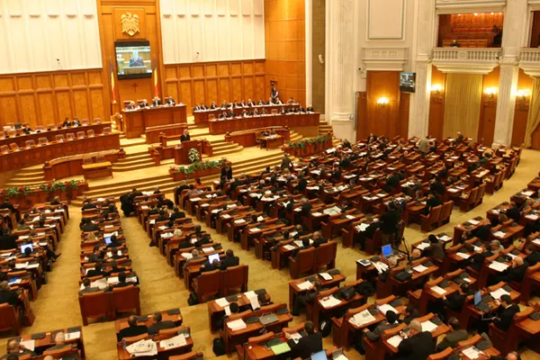 Aleşii şi-au votat pensiile speciale. PNL a votat "împotrivă"