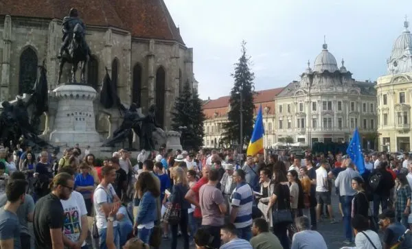 Proteste anti-Ponta, în Bucureşti şi la Cluj. Demisia premierului, cerută de mii de oameni!