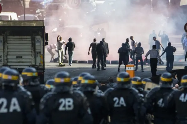 Preşedintele Franţei condamnă violenţa în care au degenerat protestele anti-Uber din Paris