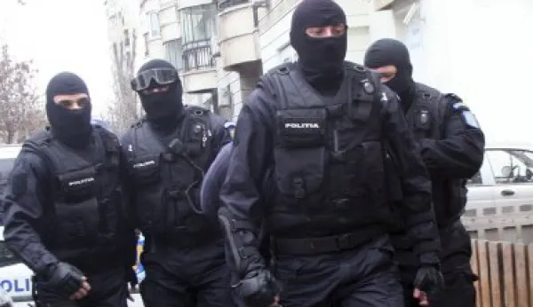 Directori RATB suspectaţi de furt de motorină. Oamenii legii desfăşoară percheziţii la autobază