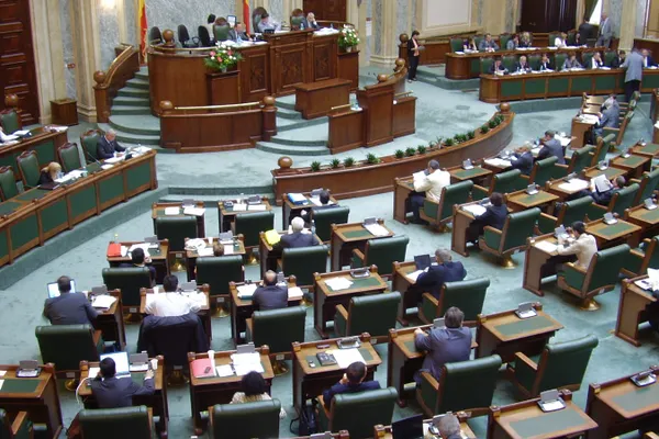 Pensiile speciale pentru militari, adoptate în Senat. Oprea: Nu sunt niște privilegii