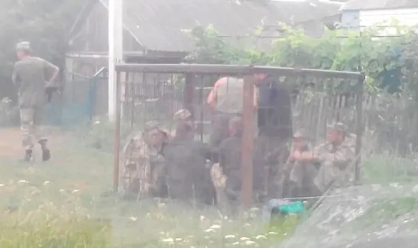 Imagini şocante: cum sunt pedepsiţi militarii din Ucraina prinşi beţi
