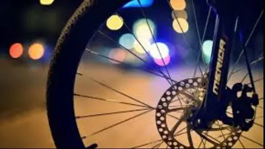 Biciclist căutat de polițiști după ce a lovit un copil de 4 ani și a fugit. Micuțul a ajuns de urgență la spital - VIDEO