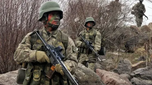 Ucraina îşi retrage armamentul greu din zona oraşului Mariupol