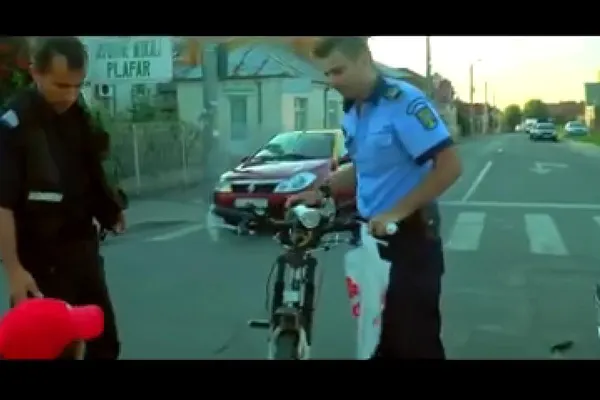 IMAGINI INCREDIBILE Biciclist lovit de un echipaj de POLIŢIE! Oamenii legii fug de la faţa locului!