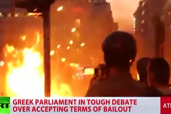 Scene dramatice în Grecia: discuţii aprinse în Parlament, proteste violente în stradă