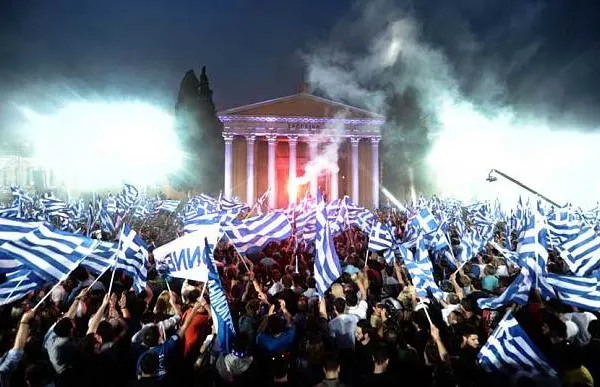 IMAGINI EMOŢIONANTE Grecia acum şi Grecia atunci: de la zâmbete şi petreceri la lacrimi şi proteste