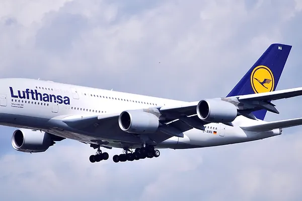 Avion Lufthansa, la un pas de coliziune cu o dronă lângă Varșovia