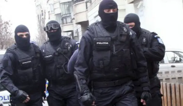 200 de polițiști, percheziții în 53 de locații pentru contrabandă cu tutun
