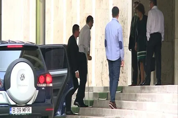 Victor Ponta s-a întors în țară. Premierul a mers la Guvern cu barbă şi în cârje - VIDEO
