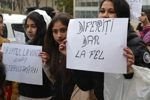 Sute de rromi protestează la Cluj: “Dormim cu șobolanii în pat, opriți evacuările forțate!”