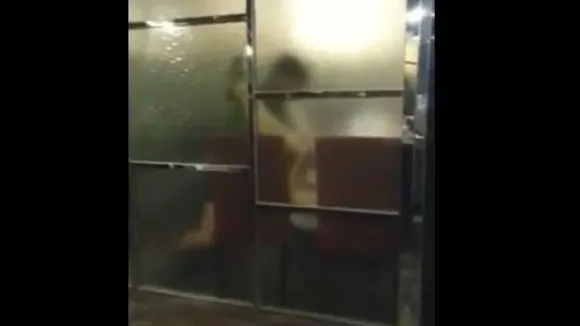 Au făcut sex în restaurantul plin de oameni! Ce a făcut ospătărița când i-a văzut