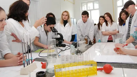 Studenţii de la Medicină ameninţă cu proteste. Ce spune MS despre bibliografia pentru Rezidenţiat