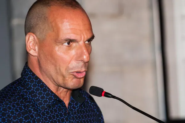 Varoufakis se aștepta ca Tsipras să cedeze la negocieri: "Eurogrupul, controlat de Schauble"
