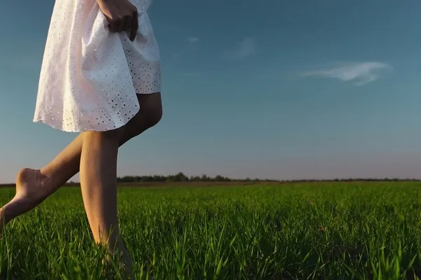 Fresh Refresh. Obiceiul simplu care face minuni pentru sănătate: mersul desculţ!