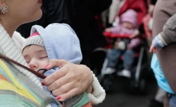Guvernul anunță reguli noi privind indemnizația lunară pentru creșterea copiilor