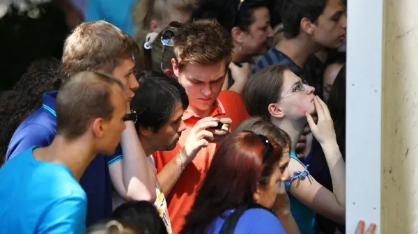 BACALAUREAT 2015: Trei elevi, eliminaţi din examen. Aveau la ei telefoane mobile şi "fiţuici"