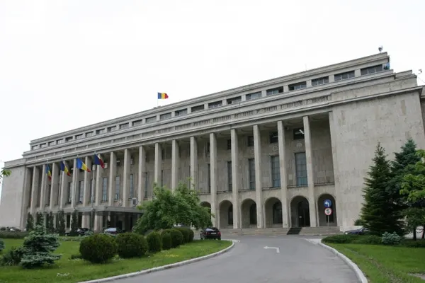 Parlamentul, darnic doar cu angajaţii Guvernului şi Preşedinţiei. Salarii majorate cu până la 70%