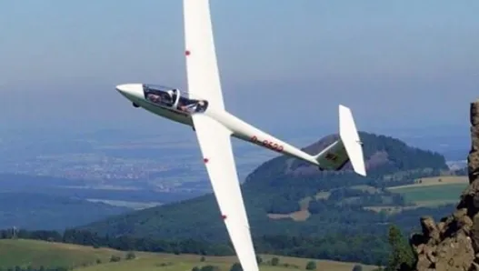 Pilotul planorului dispărut de joi, căutat pe trasee din opt județe și cu o dronă performantă