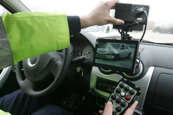 Inconștiență la volan! Un tânăr a dat peste cap radarul polițiștilor pe Autostrada A3